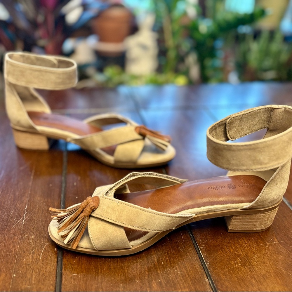 Lindsay Phillips Beige Sandals with Tassel Accent. Women’s size 9.